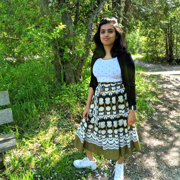 H and M pleated skirt with pockets - Picture 2 of 4